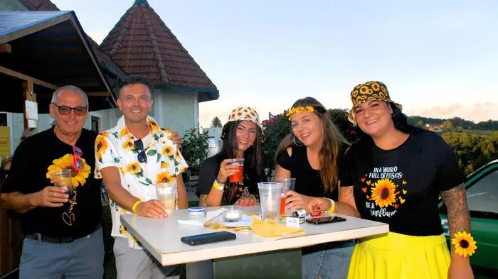 In Laßnitzthal bei Gleisdorf fand am Samstagabend das 1. Sonnenblumen Open Air unter der Organisator von Gerhard Wollinger statt.  Der idyllische Wollingerberg verwandelte sich in eine stimmungsvolle Kulisse für einen unvergesslichen Sommerabend. Das Wetter zeigte sich von seiner besten Seite und trug maßgeblich zur perfekten Atmosphäre bei.   