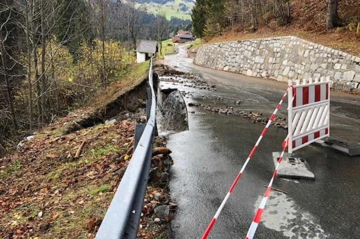Mittwochmittag war die Straße für Einsatzkräfte zumindest einspurig befahrbar.
