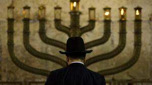 Auch für Ultra-orthodoxe Männer muss die Wehr-Pflicht in Israel gelten. Dies entschied das Höchst-Gericht.