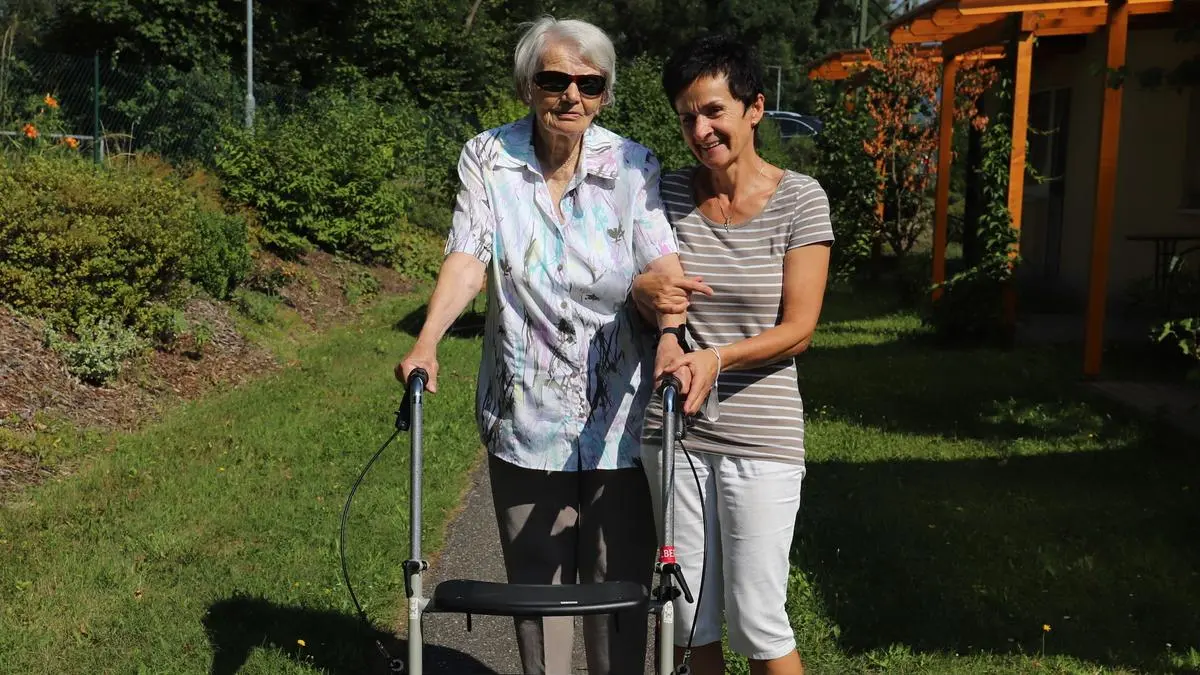 Sigrid Hobelleitner (rechts) mit Pflegeheim-Bewohnerin Anna Kofler