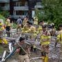 Zahlreiche Menschen, die bei den Aufräumarbeiten mitgeholfen hatten, wurden geehrt