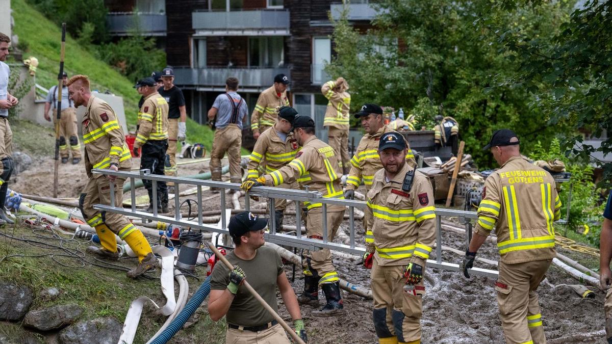 Zahlreiche Menschen, die bei den Aufräumarbeiten mitgeholfen hatten, wurden geehrt