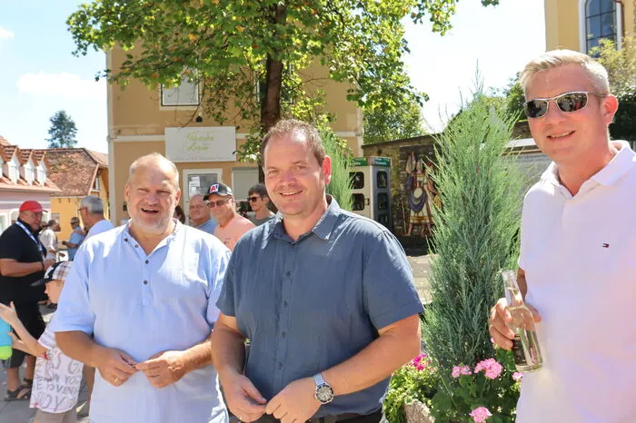 Gestartet wurde die Oldtimer Wertungsfahrt mit dem Schwerpunkt "Genuss" in Weiz und entlang der Strecke wurden bei den Sonderprüfungen auch Wissens- und Schätzfragen gestellt.