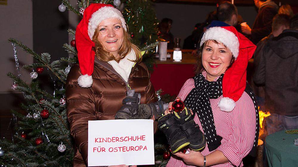 Silvia Reindl, Regionsvorsitzende von Frau in der Wirtschaft Feldbach, und Pamela Ronner-Ermertz, eine ihrer Stellvertreterinnen, sammeln Kinderschuhe für Osteuropa