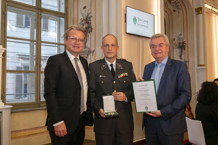 Mit Peter Hansak, seit 2003 Landesrettungskommandant beim Roten Kreuz Steiermark.