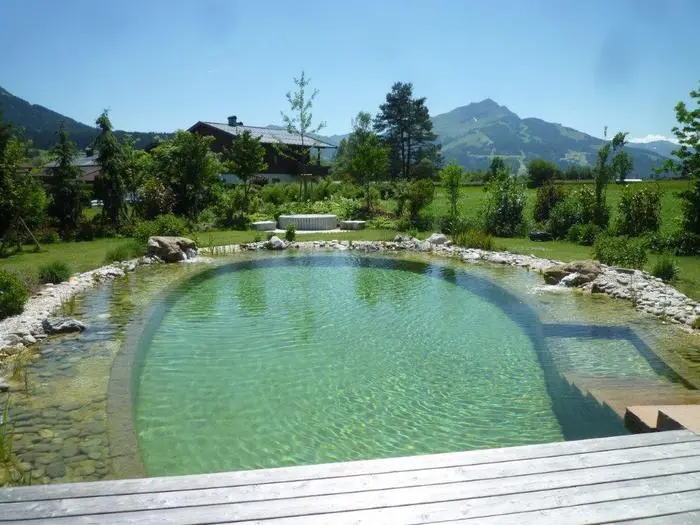 Naturnahe Schwimmteiche bleiben dank Bio-Pool Technik glasklar und gewährleisten Trinkwasserqualität