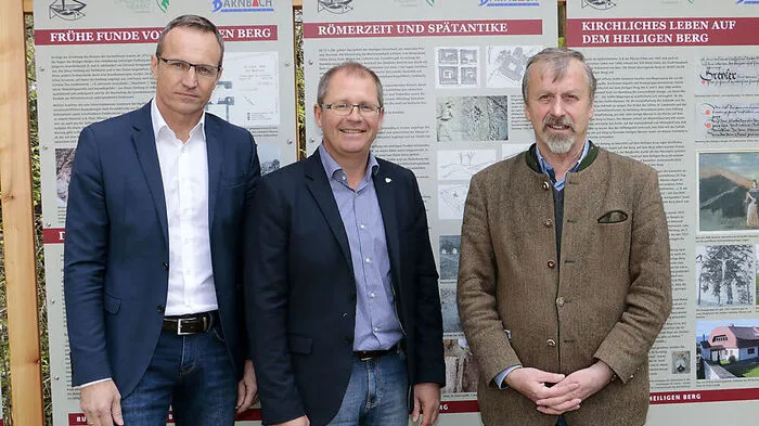 Josef Schüller, Bernd Osprian und Ernst Lasnik vor den neuen Schautafeln am Heiligen Berg