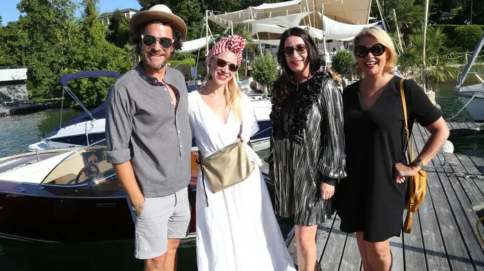 Salon am See, Fashion Show von Gina Drewes in der Moet Chandon Summer Residence by Mario Hofferer im Yachthotel Velden am Woerthersee, Bild zeigt Barkeeper Weltmeister Mario Hofferer, Gina Drewes, Hotelchefin Christine Sintschnig, Magda Kropiunig