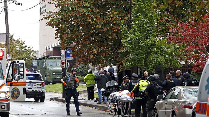 Oktober 2018: In Pittsburgh im Nordosten der USA eröffnet ein bewaffneter Angreifer das Feuer auf Gläubige der Tree Life Synagoge, elf Menschen werden getötet. Während seines Angriffs brüllt der Mann Berichten zufolge: "Alle Juden müssen sterben".