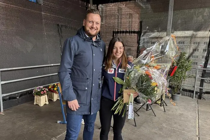 Bürgermeister Thomas Rauninger freute sich mit Lisa Hirner