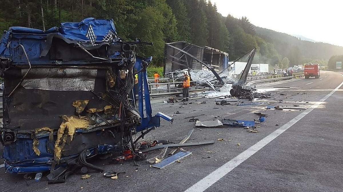 Nach dem Unfall dauert die Sanierung einige Zeit. Überholspuren bleiben gesperrt.