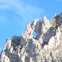 Das markante Loch der Meßnerin im Hochschwab-Gebirge. Hier flog der Wingsuit-Pilot mit unglaublicher Präzision durch
