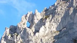 Das markante Loch der Meßnerin im Hochschwab-Gebirge. Hier flog der Wingsuit-Pilot mit unglaublicher Präzision durch