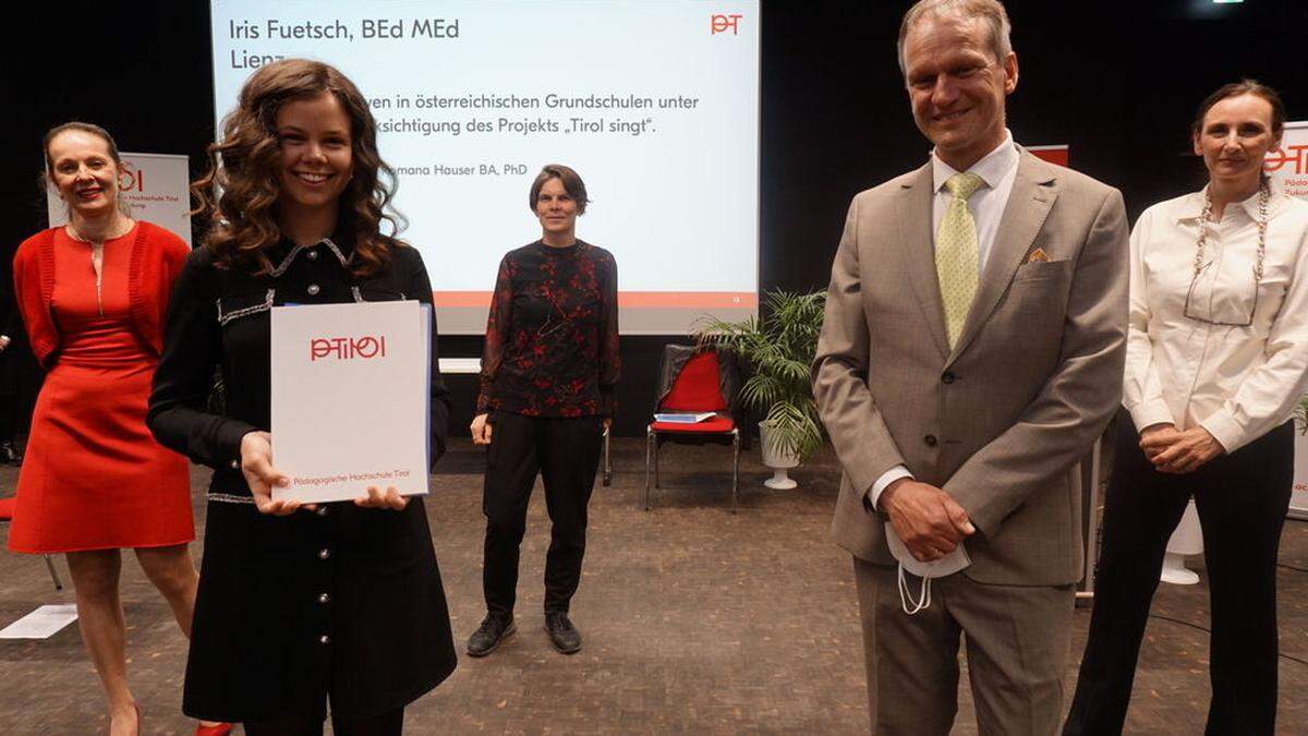 Vizerektorin Irmgard Plattner, Absolventin Iris Fuetsch, Vizerektorin Elfriede Alber, Rektor Thomas Schöpf, Institutsleiterin Claudia Haas