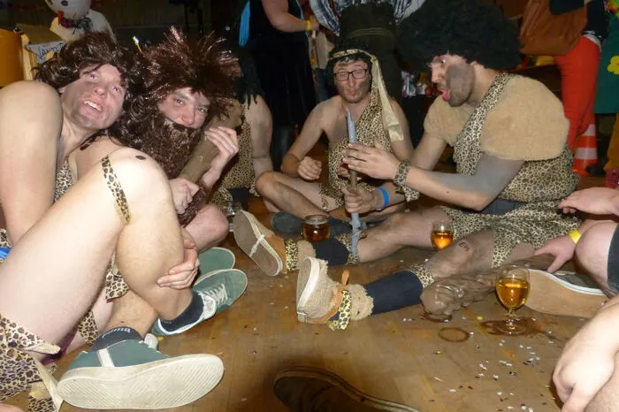 Aber auch die Ureinwohner von Aflenz schauten auf einen Sprung vorbei. Sogar Conchita Wurst hatte ihren Auftritt als Einzelmaske und sorgte für Staunen bei den Ballgästen.