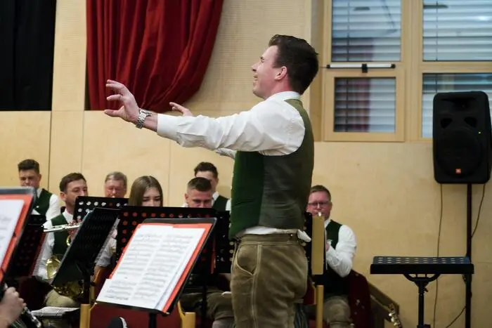 Unter der Leitung von Kapellmeister Christian Kuchler präsentierte der Musikverein ein abwechslungsreiches Programm.