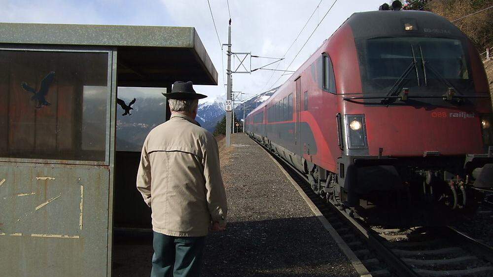 Der Zug fährt bei der Haltestelle Oberfalkenstein nur noch durch