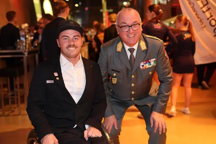 Paraclimbing-Weltmeister Angelino Zeller und Militär-Kommandant Heinz Zöllner.