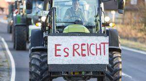 Der Protestkonvoi der deutschen Bauern rollt auf einem vorgegebenen Rundkurs, hier im Bild durch das deutsche Fulda 