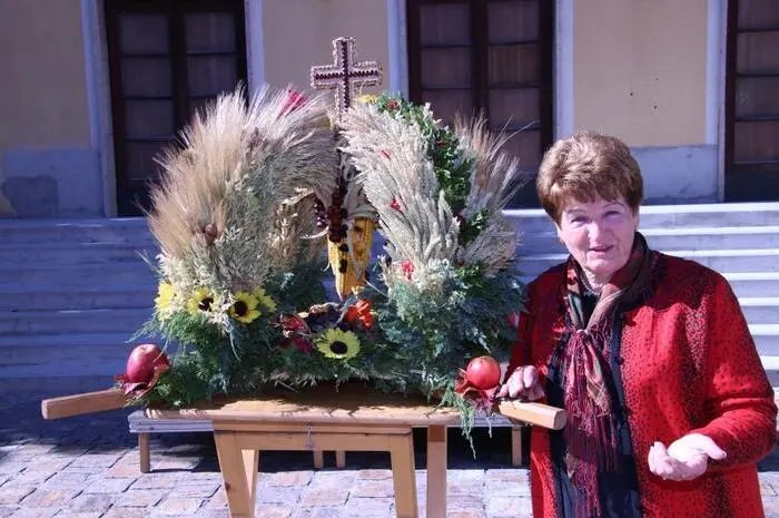 Mit der Segnung der von Sieglinde Blümel kunstvoll gebundenen Erntekrone beim Seniorenheim durch Pfarrer Winfried Lembacher nahm das Herbstl’n am Telepark-Platz in Bärnbach seinen Auftakt.
