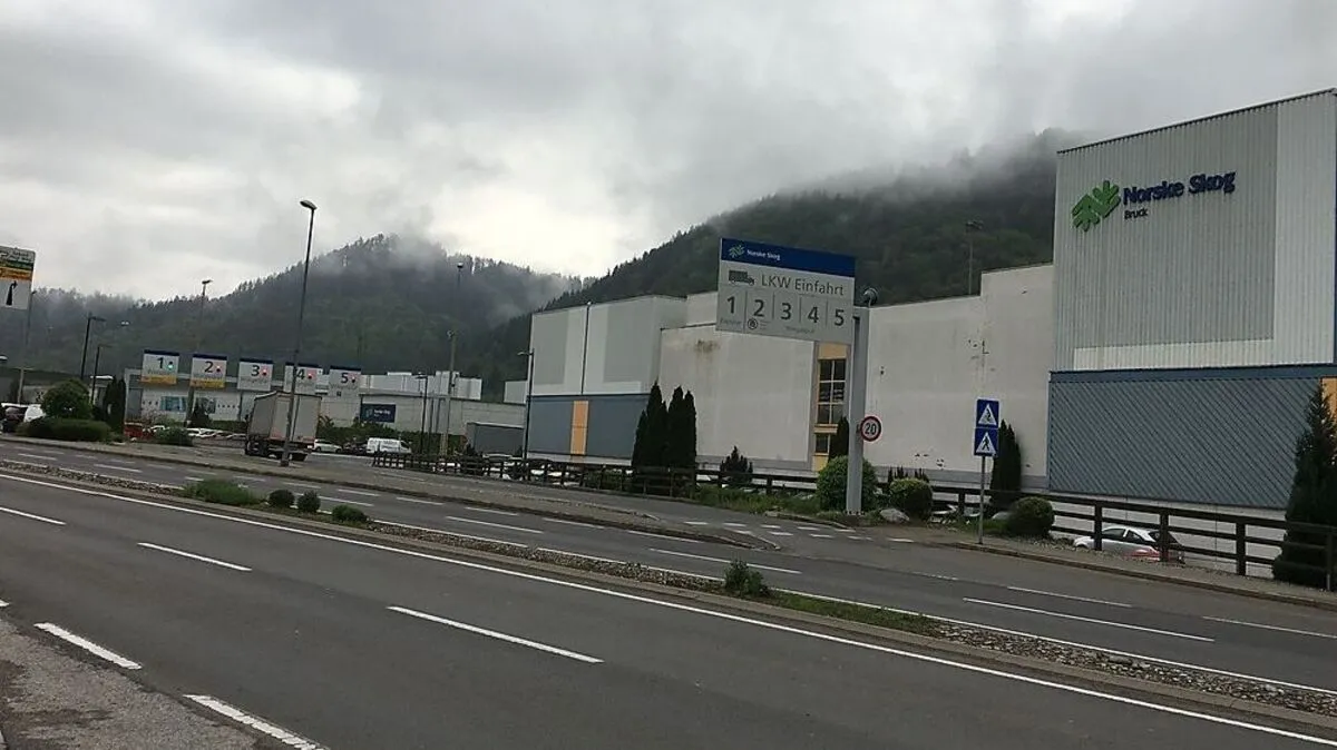 Wasserdampf steigt von der Papierfabrik Norske Skog in Bruck an der Mur in den Himmel auf