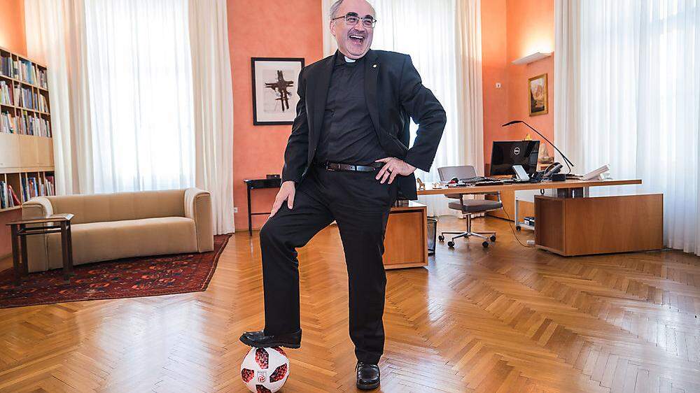 Diözesanbischof Wilhelm Krautwaschl ist ein echter Fußballfan
