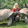 Johanna Bukovsky mit den Riesenschildkröten Schurli und Menschik 