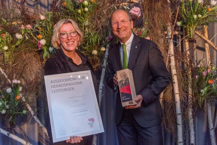 Urs Harnik-Lauris (Energie Steiermark) übergab den Preis stellvertretend an Ute Baumhackl
