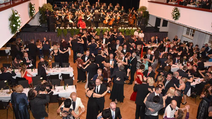 "Die Ballnacht - Im Zauber der Begegnungen" war das Motto am Samstagabend (21.2.2017) im Brucker Kulturhaus. Der Brucker Stadtball lockte hunderte Tanzbegeisterte zu einem tatsächlich zauberhaften Abend: gute Laune und Spitzenmusik bis in die frühen Morgenstunden.