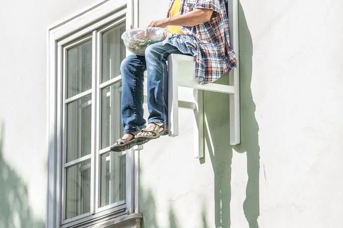 Zwischen Griesgasse und Lendplatz sitzen Menschen auf Stühlen an den Hauswänden ...
