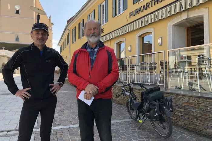 Der Organisator Fritz Schuster (rechts) lud am 1. Mai zum mittlerweile 13. alljährlichen Liegeradfahrertreffen. "Das Liegerad ist bequemer und bei gleicher Anstrengung schneller als ein normales Rad", weiß Schuster. 