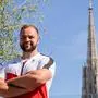 Diskuswerfer Lukas Weißhaidinger vor dem Stephansdom. 