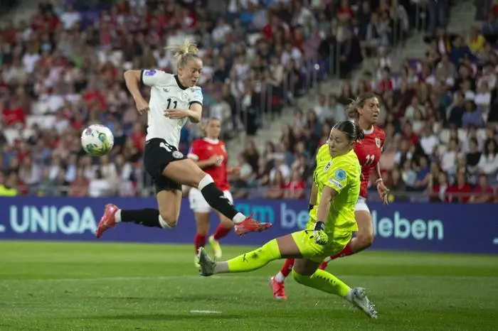 GER, Bremen, Fußballl, Frauenfussball, UEFA Womens Nations League, 6. Spieltag, Oesterreich vs. Deutschland im Bild v.l.: Lea Schueller GER 11, Torschuss, Mariella El Sherif AUT 21, Parade 03.06.2025, Franz-Horr-Stadion Wien UEFA REGULATIONS PROHIBIT ANY USE OF PHOTOGRAPHS AS IMAGE SEQUENCES AND/OR QUASI-VIDEO, *** GER, Bremen, Soccer, Womens Soccer, UEFA Womens Nations League, Matchday 6, Austria vs. Germany in the picture from l Lea Schueller GER 11 , Shot on goal, Mariella El Sherif AUT 21 , Parade 03 06 2025, Franz Horr Stadium Vienna UEFA REGULATIONS PROHIBIT ANY USE OF PHOTOGRAPHS AS IMAGE SEQUENCES AND OR QUASI VIDEO, Copyright: HMBxMedia/PaulxFritz
