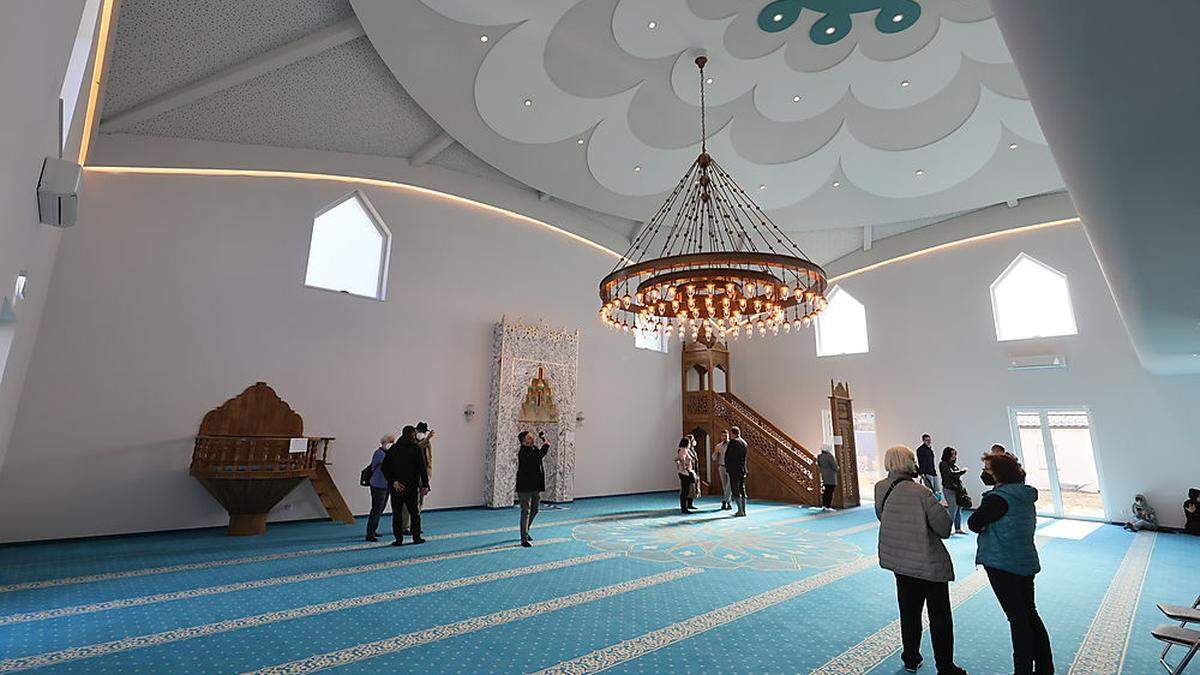 Über den Nachmittag nützten Interessierte die Möglichkeit, die Moschee in Klagenfurt von innen zu sehen
