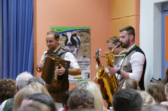 Neu im Bezirksvorstand Judenburg sind Marie Hubmann (Ortsgruppe St. Johann am Tauern), Maximilian Eberdorfer (Ortsgruppe St. Johann am Tauern), Susanne Reiter (Ortsgruppe Pusterwald) und Martin Gruber-Veit (Ortsgruppe St.Peter ob Judenburg). Das neue Führungsduo der Landjugend Bezirk Judenburg besteht aus Maximilian Liebminger (Ortsgruppe Weißkirchen) und Stefanie Honis (Ortsgruppe St. Peter ob Judenburg). 