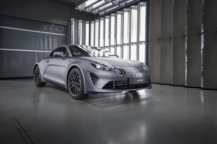 Den Spurt aus dem Stand auf Tempo 100 km/h absolviert diese Alpine in nur 4,4 Sekunden, während die Höchstgeschwindigkeit bei 260 km/h liegt.