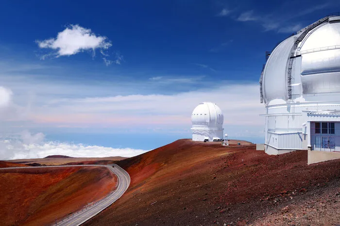 Hawaii. Auf dem 4205 Meter hohen Gipfel des Mauna Kea, dem vom Meeresboden aus gemessen höchsten Berg der Welt, thront das weltweit größte Observatorium für optische Astronomie. Besucher finden sich abends auf dem Vulkan ein und können die Teleskope dort nutzen. 
