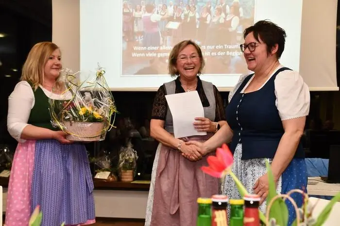 Als neue Chorleiterin konnte Margaretha Sackl, Direktorin der FS Schloss Feistritz, gewonnen werden. (rechts im Bild)
