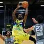 GRAZ,AUSTRIA,12.MAY.24 - BASKETBALL - Superliga, play off semifinal, UBSC Graz vs BK Dukes Klosterneuburg. Image shows Michael Weathers (Klosterneuburg) and Jeremy Smith (Graz). Photo: GEPA pictures/ Mario Buehner-Weinrauch