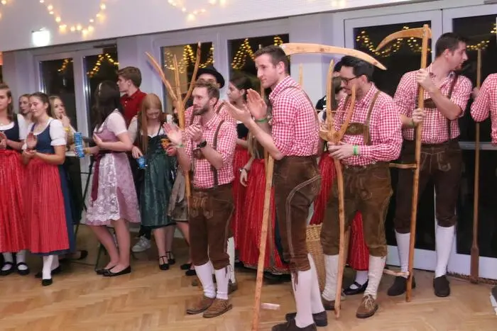 Eröffnet wurde das rauschende Fest mit dem Auftanz der LJ-Gruppen Dellach/Drau (Foto) und Fresach. 