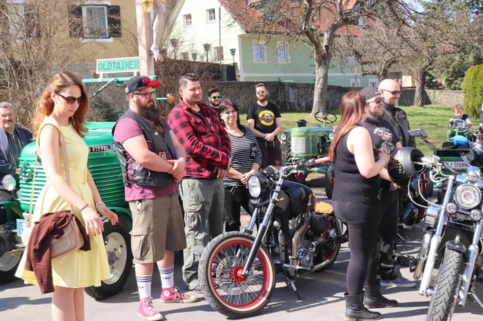 Klicken Sie sich durch die Fotoserie vom Tag der offenen Tür in Hausis Antiquitätenmesse samt Oldtimertreffen!