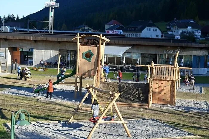 In Bad Bleiberg wurde ein neuer Generationenspielplatz geschaffen. Für Kinder gibt es zwölf Geräte, auch Eltern können sich an Calisthenics-Geräten fit halten. Neue Spielplätze gibt es auch im Tierpark Rosegg und dem Wildpark Feld am See.