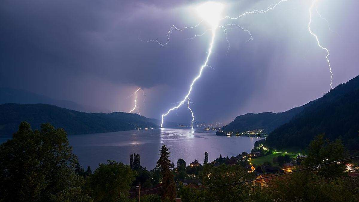 Blitze über dem Millstätter See, eingefangen von Anton Possegger, landeten auf Platz 1