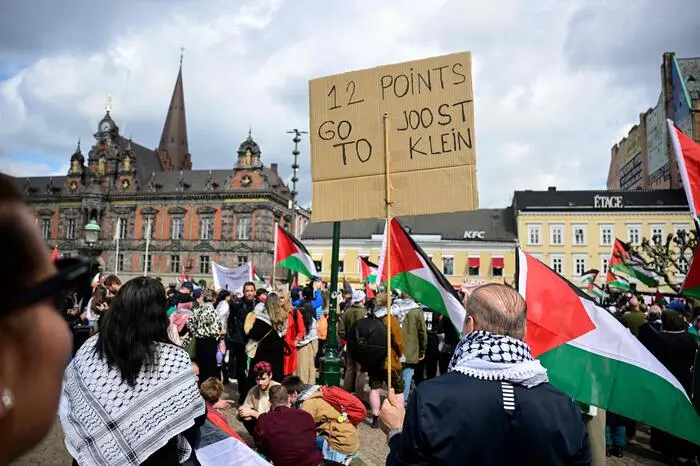Pro-palästinensische Aktivistinnen und Aktivisten demonstrieren gegen das Antreten Israels. 