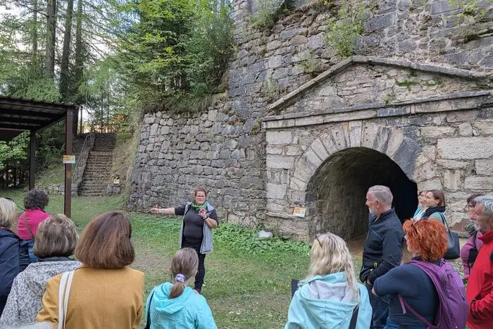 An insgesamt vier Stationen las Doyle aus ihrem Buch und nahm die Besucher mit in die geheimnisvolle Welt von Veidinia.
Tourguide Bianca Pehn vermittelte indes Wissenswertes über den Erzberg.