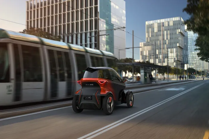 Der sieht aus wie der Twizy, den Renault seit dem Jahr 2011 im Programm hat, und ist wie er eine verwegene Kreuzung aus Auto und Motorrad.