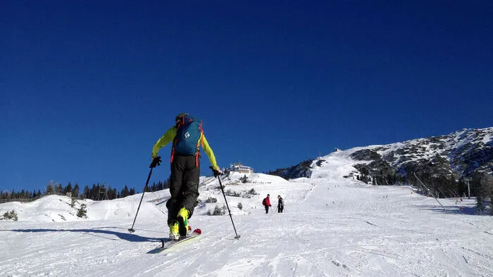 Weil kein Schnee liegt, weichen viele Skitourengeher auf die Piste aus