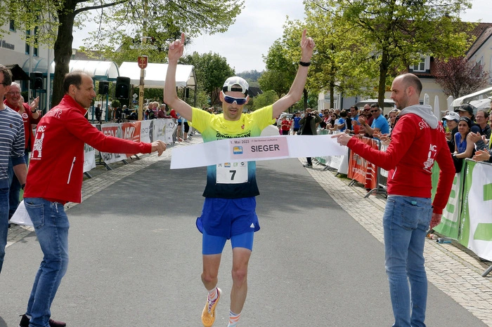 Zusätzlich angeboten wurde ein Knirpselauf, Kinderlauf, Jugendlauf, Volkslauf sowie Nordic &amp; Smovey Walking. Halbmarathon-Sieger wurde Johannes Sommer vom Fürstenfelder Klub dertriathlon.com in der Tagesbestzeit 1 Stunde 18 Minuten 9 Sekunden knapp eine Minute Vorsprung auf seinen Teamkollegen Manuel Talakovics.