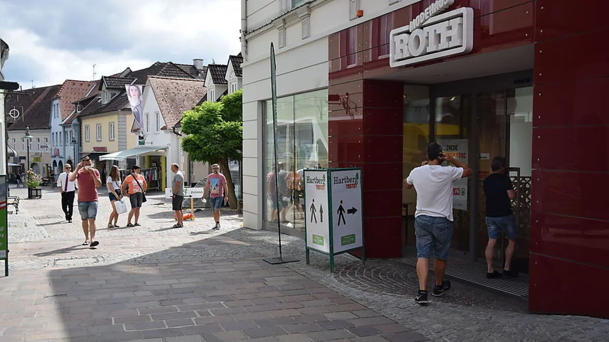 Bei der Test- und Impfstraße herrscht ein ständiges Kommen und Gehen