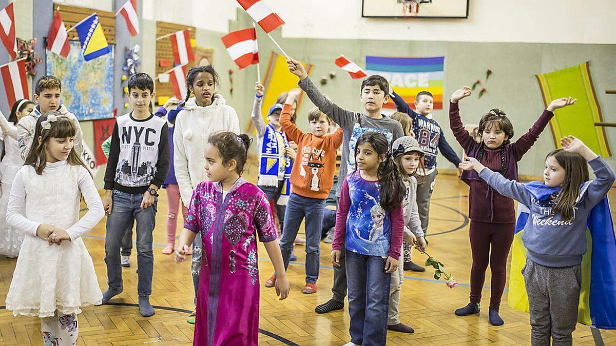 Theater an der Volksschule 1 in Villach: Die jungen Schauspieler kommen unter anderem aus Syrien, Afghanistan und Österreich 